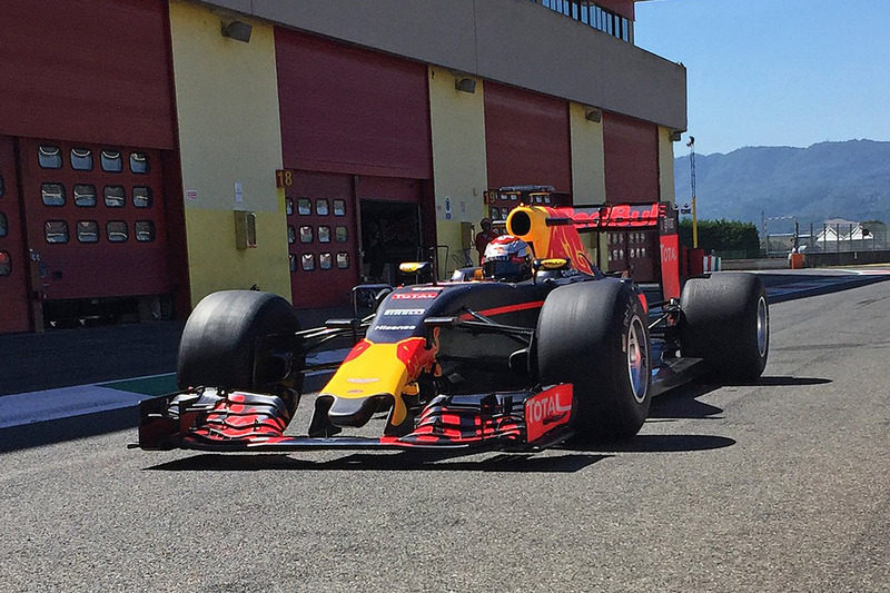 Sébastien Buemi, Red Bull 2017 Pirelli lastiklerini test ediyor