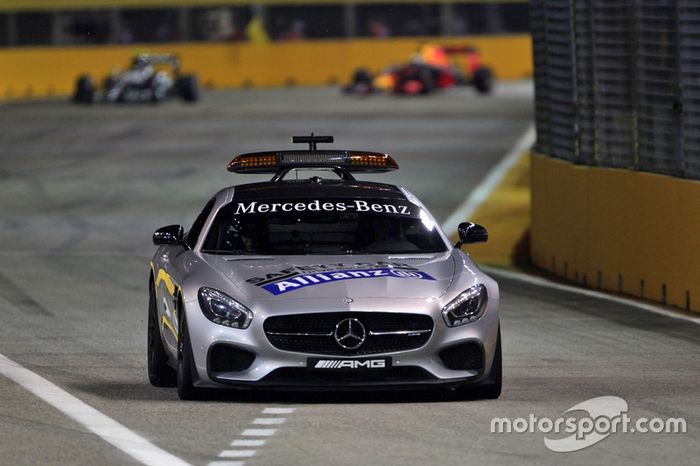 Nico Rosberg, híbrido de Mercedes AMG F1 W07 conduce detrás del coche de seguridad FIA