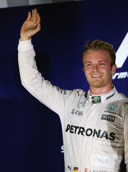 Ganador de la carrera Nico Rosberg, Mercedes AMG F1 que se celebra en el podio