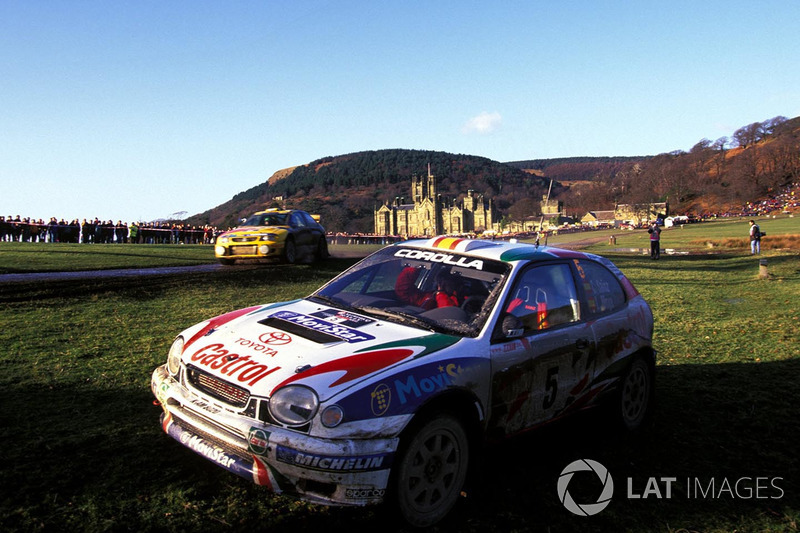 El Toyota Corolla de Carlos Sainz, Luis Moya después de fallar por yardas en la línea de llegada en el parque de Margam, perdiendo Sainz y Moya el Campeonato mundial de Rally de 1998