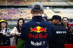 Max Verstappen, Red Bull Racing, signe des autographes pour les fans