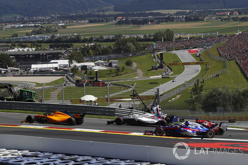 Stoffel Vandoorne, McLaren MCL33 with broken front wing on lap one