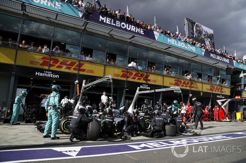 Lewis Hamilton, Mercedes AMG F1 W09, pit stop