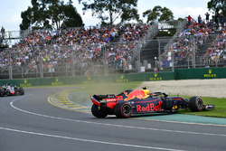 Max Verstappen, Red Bull Racing RB14 spin atıyor