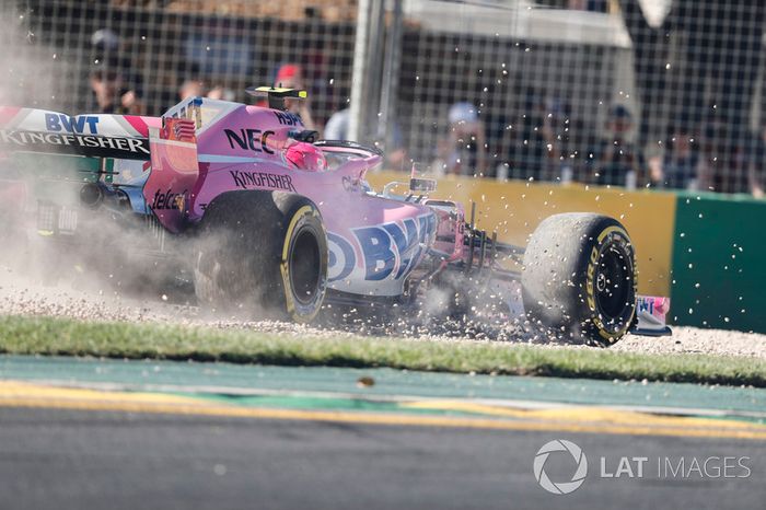 Esteban Ocon, Force India VJM11, corre fuera de pista