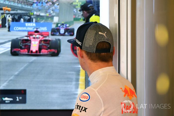Max Verstappen, Red Bull Racing, mira la televisión