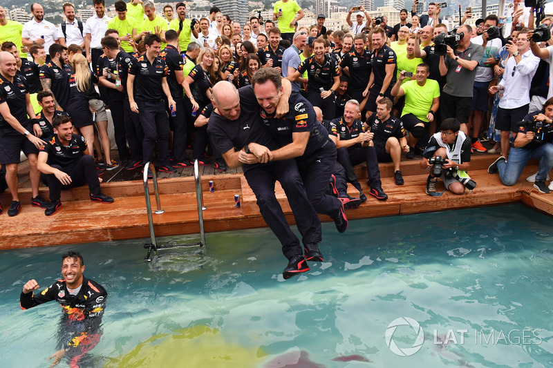 Команда Red Bull Racing празднует победу: технический директор Эдриан Ньюи и руководитель команды Кристиан Хорнер