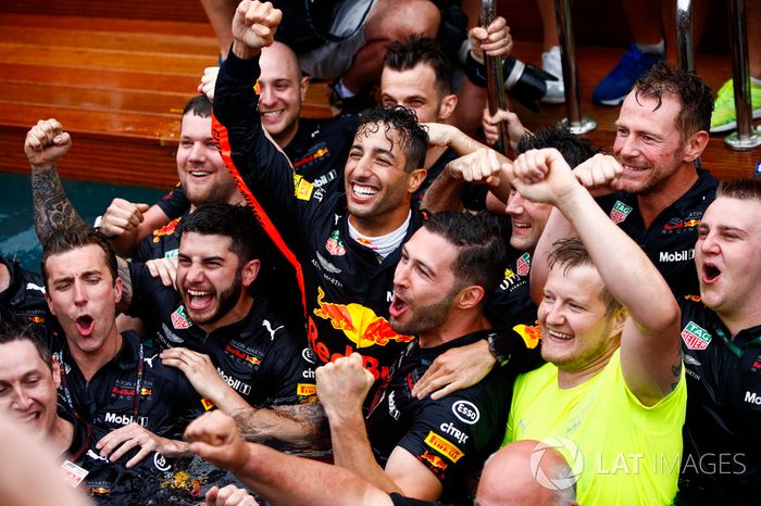 Daniel Ricciardo, Red Bull Racing, celebra la victoria en la piscina de la estación de Red Bull Energy con los miembros del equipo