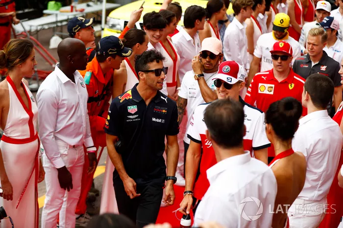 Daniel Ricciardo, Red Bull Racing, Marcus Ericsson, Sauber, Lewis Hamilton, Mercedes AMG F1, Kimi Raikkonen, Ferrari y Kevin Magnussen, Haas F1 Team, caminan entre los modelos promocionales de Tag Heuer