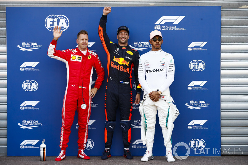 Daniel Ricciardo, Red Bull Racing, festeggia la pole position tra Sebastian Vettel, Ferrari, e Lewis Hamilton, Mercedes AMG F1
