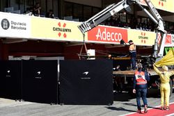 El coche de Fernando Alonso, McLaren MCL33 vuelve a boxes en grua