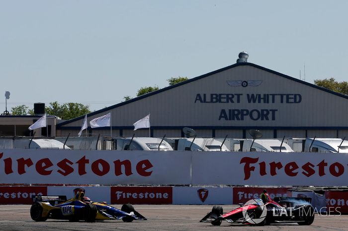 Robert Wickens, Schmidt Peterson Motorsports Honda and Alexander Rossi, Andretti Autosport Honda chocan en la curva 1