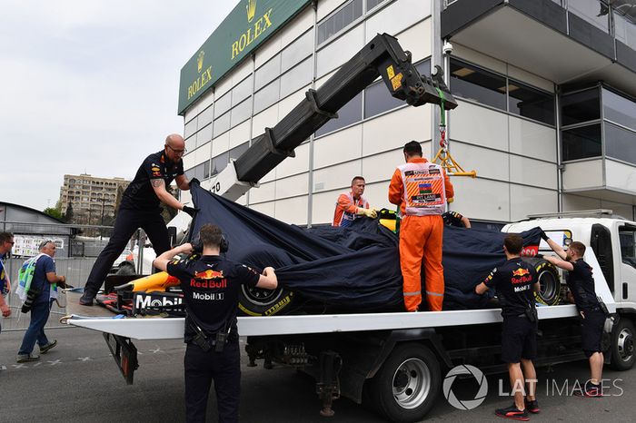 El coche chocado de Max Verstappen, Red Bull Racing RB14 es llevado a los boxes