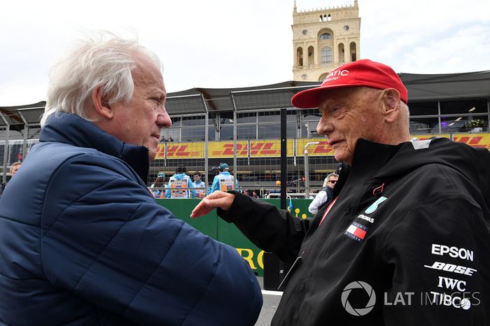 Charlie Whiting, Delegato FIA e Niki Lauda, Presidente Non Esecutivo Mercedes AMG F1, in griglia