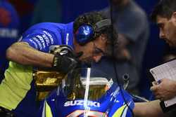 Un mécanicien travaille sur la moto d'Alex Rins, Team Suzuki MotoGP