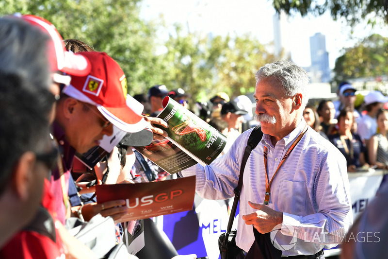 Chase Carey, consejero delegado y presidente ejecutivo del Grupo de Fórmula Uno firma autógrafos para los fanáticos