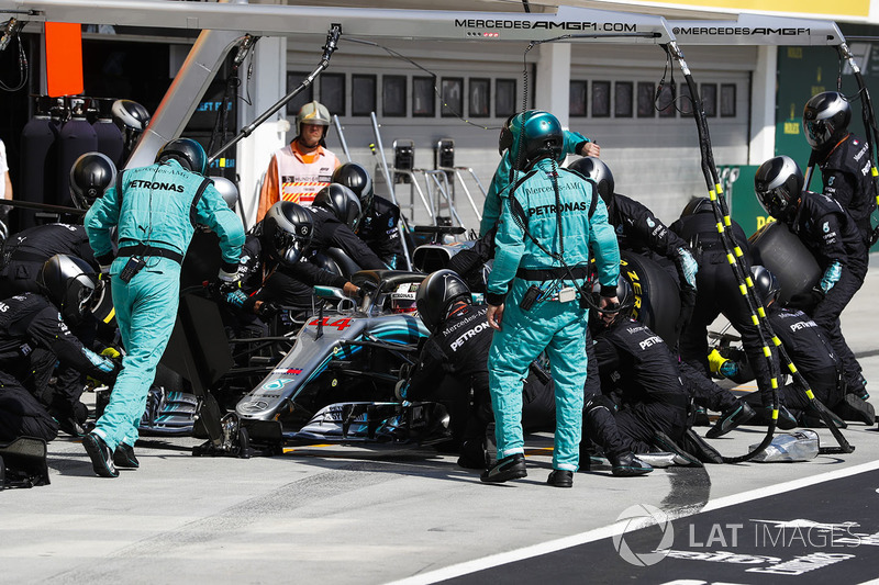 Lewis Hamilton, Mercedes AMG F1 W09, fait un arrêt au stand