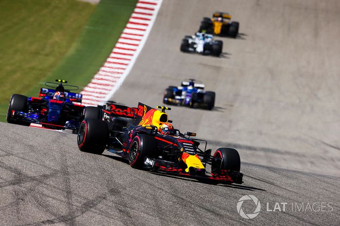 Max Verstappen, Red Bull Racing RB13, Daniil Kvyat, Scuderia Toro Rosso STR12