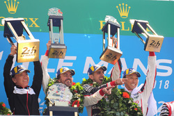 Podyum: Yarış galibi Sébastien Buemi, Kazuki Nakajima, Fernando Alonso, Toyota Gazoo Racing