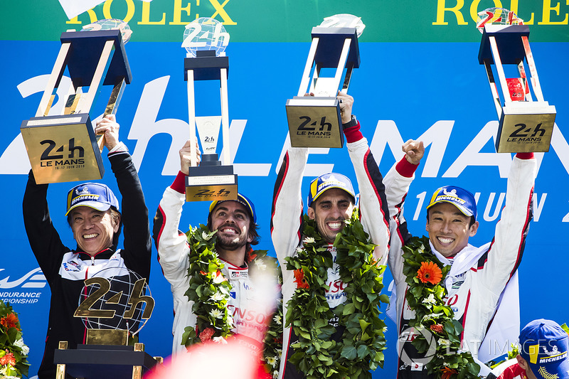 Podio general: Sébastien Buemi, Kazuki Nakajima, Fernando Alonso, Toyota Gazoo Racing