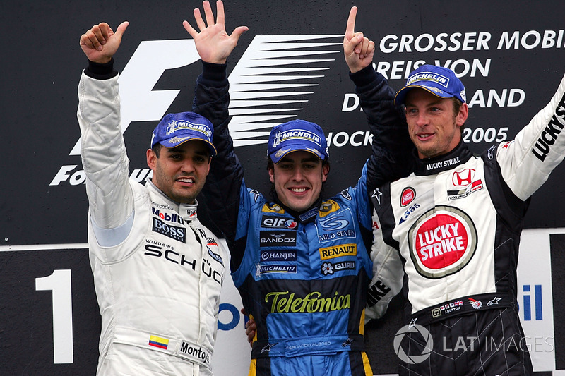 Podium: Tweede plaats Juan Pablo Montoya, McLaren; racewinnaar Fernando Alonso, Renault en derde pla