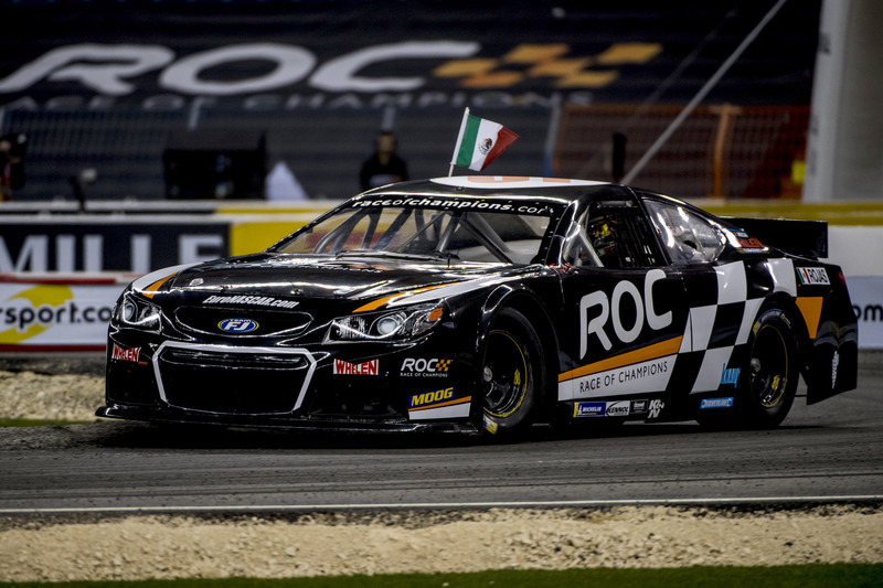 Memo Rojas del equipo de México manejando el NASCAR