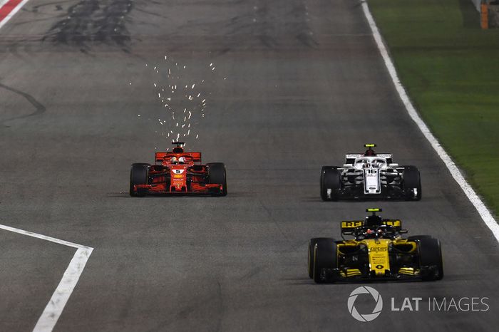 Carlos Sainz Jr., Renault Sport F1 Team R.S. 18 precede Sebastian Vettel, Ferrari SF71H e Marcus Ericsson, Sauber C37