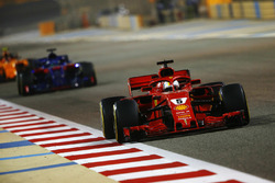 Sebastian Vettel, Ferrari SF71H, devant Brendon Hartley, Toro Rosso STR13 Honda