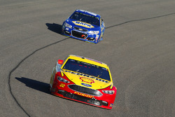 Joey Logano, Team Penske Ford, Team Penske, Ford Fusion, Chase Elliott, Hendrick Motorsports Chevrolet