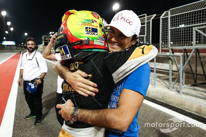 Campeón 2017 Pietro Fittipaldi, Lotus, celebra con Nelson Piquet Jr.