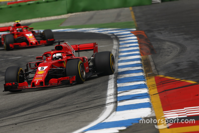 Sebastian Vettel, Ferrari SF71H, precede Kimi Raikkonen, Ferrari SF71H