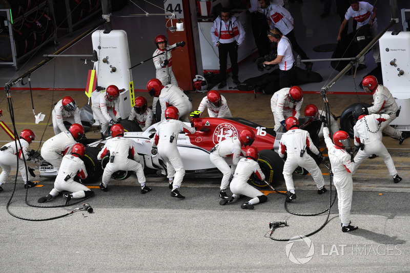 Charles Leclerc, Sauber C37, pit stop