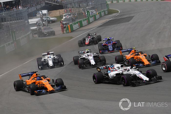 Fernando Alonso, McLaren MCL33 y Lance Stroll, Williams FW41 al inicio de la carrera