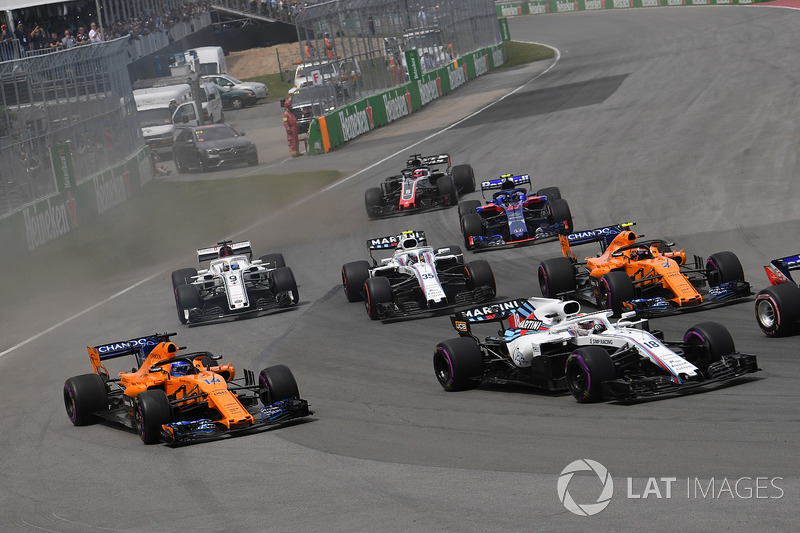 Fernando Alonso, McLaren MCL33 and Lance Stroll, Williams FW41 at the start of the race