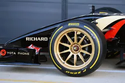 Lotus E22 op 18 inch Pirelli-banden