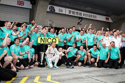 1. Nico Rosberg, Mercedes AMG F1 Team, feiert mit dem Team