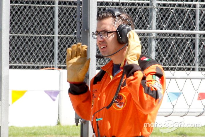 Oficiales de pista practican en un ensayo previo al GP de México