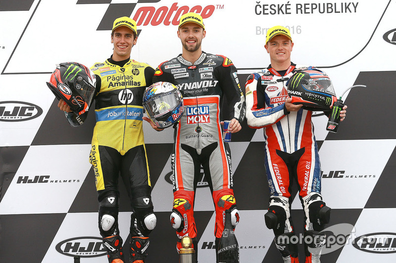 Podium: ganador, Jonas Folger, Dynavolt IntactGP, segundo, Alex Rins, Paginas Amarillas HP 40, t Sam