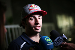 Carlos Sainz Jr., Scuderia Toro Rosso, mit den Medien