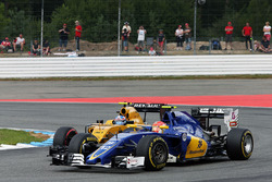 Felipe Nasr, Sauber C35; Jolyon Palmer, Renault Sport F1 Team RS16
