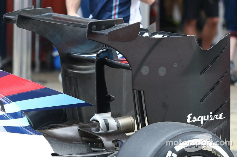 Williams FW 38, ala posteriore con doppio flap ed extra winglets