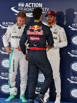 Nico Rosberg, Mercedes AMG F1 con Daniel Ricciardo, Red Bull Racing y el ganador de la pole Lewis Ha