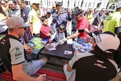 Nico Hulkenberg, Sahara Force India F1 y Sergio Pérez, Sahara Force India F1 con fans