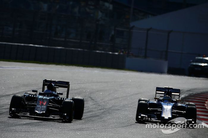 Fernando Alonso, McLaren MP4-31 y Marcus Ericsson, Sauber C35