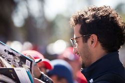 Daniel Ricciardo, Red Bull Racing firma autógrafos para sus fans