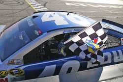 El ganador de la carrera, Jimmie Johnson, Hendrick Motorsports Chevrolet celebra