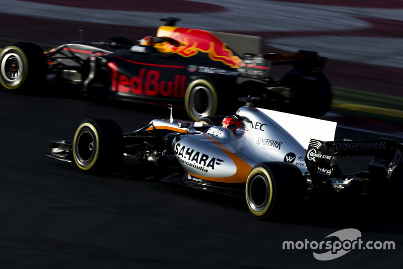 Esteban Ocon, Force India VJM10, y Max Verstappen, Red Bull Racing RB13
