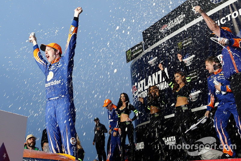 9. Brad Keselowski, Team Penske Ford, celebra en Victory Lane