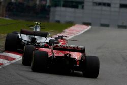 Valtteri Bottas, Mercedes AMG F1 W08, Sebastian Vettel, Ferrari SF70H