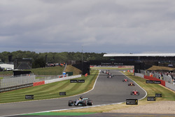 Льюіс Хемілтон, Mercedes AMG F1 W08, очолює пелотон